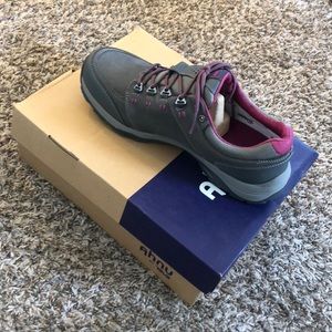 Low rise hiking shoes